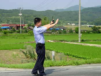 경찰관들도 한몫 교통흐름을 돕는 광경, 아화소속 순경